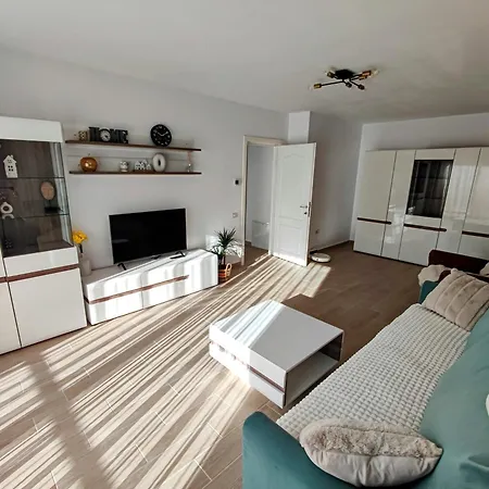 Relaxing & Cozy, Forest View Apartment, Free Parking Lejlighed